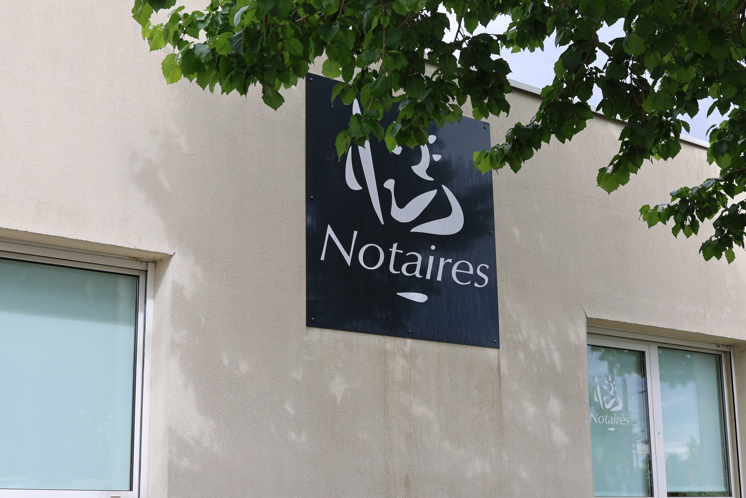 Enseigne des notaires sur la façade de l’office
